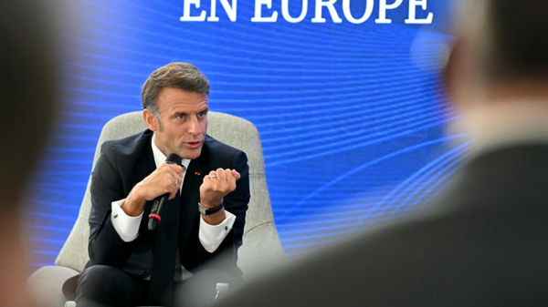 Макрон выступает за европейскую модель ИИ на форуме в Новом Саде